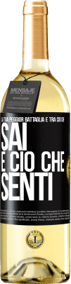 29,95 € Spedizione Gratuita | Vino bianco Edizione WHITE La tua peggior battaglia è tra ciò che sai e ciò che senti Etichetta Nera. Etichetta personalizzabile Vino giovane Raccogliere 2023 Verdejo