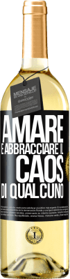 29,95 € Spedizione Gratuita | Vino bianco Edizione WHITE Amare è abbracciare il caos di qualcuno Etichetta Nera. Etichetta personalizzabile Vino giovane Raccogliere 2023 Verdejo