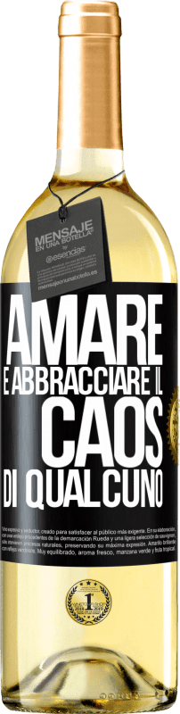 29,95 € Spedizione Gratuita | Vino bianco Edizione WHITE Amare è abbracciare il caos di qualcuno Etichetta Nera. Etichetta personalizzabile Vino giovane Raccogliere 2024 Verdejo