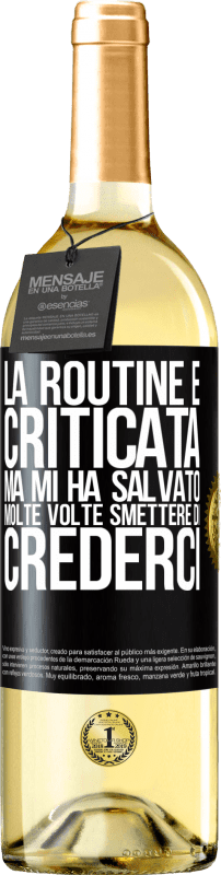 29,95 € Spedizione Gratuita | Vino bianco Edizione WHITE La routine è criticata, ma mi ha salvato molte volte smettere di crederci Etichetta Nera. Etichetta personalizzabile Vino giovane Raccogliere 2024 Verdejo