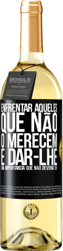 29,95 € Envio grátis | Vinho branco Edição WHITE Enfrentar aqueles que não o merecem é dar-lhe uma importância que não deveria ter Etiqueta Preta. Etiqueta personalizável Vinho jovem Colheita 2024 Verdejo