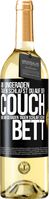 29,95 € Kostenloser Versand | Weißwein WHITE Ausgabe An ungeraden Tagen schläfst du auf der Couch und an geraden Tagen schlafe ich im Bett. Schwarzes Etikett. Anpassbares Etikett Junger Wein Ernte 2025 Verdejo