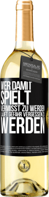 29,95 € Kostenloser Versand | Weißwein WHITE Ausgabe Wer damit spielt vermisst zu werden, läuft Gefahr vergessen zu werden Schwarzes Etikett. Anpassbares Etikett Junger Wein Ernte 2023 Verdejo