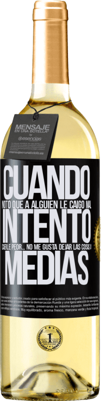 29,95 € Envío gratis | Vino Blanco Edición WHITE Cuando noto que a alguien le caigo mal, intento caerle peor... no me gusta dejar las cosas a medias Etiqueta Negra. Etiqueta personalizable Vino joven Cosecha 2024 Verdejo