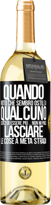 29,95 € Spedizione Gratuita | Vino bianco Edizione WHITE Quando noto che piaccio a qualcuno, cerco di piacergli di peggio ... Non mi piace lasciare le cose a metà strada Etichetta Nera. Etichetta personalizzabile Vino giovane Raccogliere 2024 Verdejo