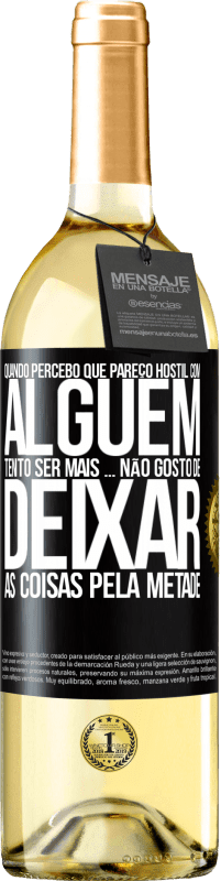 29,95 € Envio grátis | Vinho branco Edição WHITE Quando percebo que alguém gosta de mim, tento gostar mais dele ... não gosto de deixar as coisas pela metade Etiqueta Preta. Etiqueta personalizável Vinho jovem Colheita 2024 Verdejo