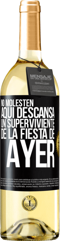 29,95 € Envío gratis | Vino Blanco Edición WHITE No molesten. Aquí descansa un superviviente de la fiesta de ayer Etiqueta Negra. Etiqueta personalizable Vino joven Cosecha 2024 Verdejo