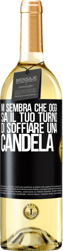 29,95 € Spedizione Gratuita | Vino bianco Edizione WHITE Mi sembra che oggi sia il tuo turno di soffiare una candela Etichetta Nera. Etichetta personalizzabile Vino giovane Raccogliere 2024 Verdejo