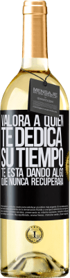 29,95 € Envío gratis | Vino Blanco Edición WHITE Valora a quien te dedica su tiempo. Te está dando algo que nunca recuperará Etiqueta Negra. Etiqueta personalizable Vino joven Cosecha 2024 Verdejo