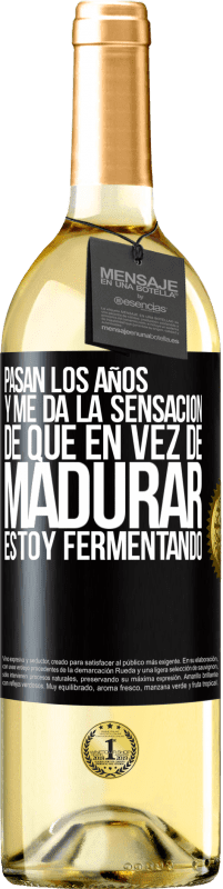 29,95 € Envío gratis | Vino Blanco Edición WHITE Pasan los años y me da la sensación de que en vez de madurar, estoy fermentando Etiqueta Negra. Etiqueta personalizable Vino joven Cosecha 2024 Verdejo