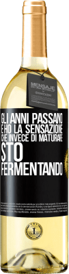 29,95 € Spedizione Gratuita | Vino bianco Edizione WHITE Gli anni passano e ho la sensazione che invece di maturare, sto fermentando Etichetta Nera. Etichetta personalizzabile Vino giovane Raccogliere 2024 Verdejo