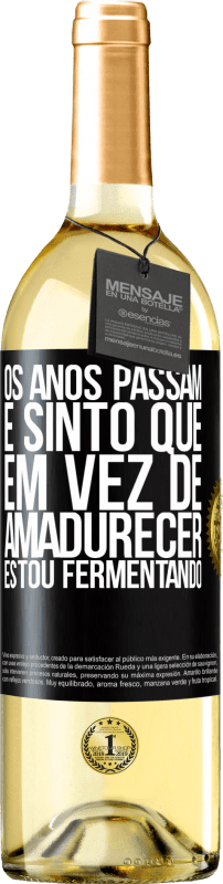 29,95 € Envio grátis | Vinho branco Edição WHITE Os anos passam e sinto que, em vez de amadurecer, estou fermentando Etiqueta Preta. Etiqueta personalizável Vinho jovem Colheita 2024 Verdejo