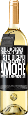 29,95 € Spedizione Gratuita | Vino bianco Edizione WHITE Non ti sto dicendo qualcosa di carino, ti sto dicendo qualcosa di sincero, il mio amore è infinito e il mio amore è vero Etichetta Nera. Etichetta personalizzabile Vino giovane Raccogliere 2024 Verdejo
