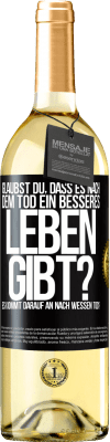 29,95 € Kostenloser Versand | Weißwein WHITE Ausgabe Glaubst du, dass es nach dem Tod ein besseres Leben gibt? Es kommt darauf an. Nach wessen Tod? Schwarzes Etikett. Anpassbares Etikett Junger Wein Ernte 2023 Verdejo