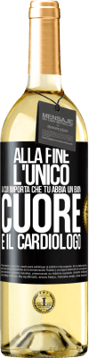 29,95 € Spedizione Gratuita | Vino bianco Edizione WHITE Alla fine, l'unico a cui importa che tu abbia un buon cuore è il cardiologo Etichetta Nera. Etichetta personalizzabile Vino giovane Raccogliere 2024 Verdejo