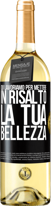 29,95 € Spedizione Gratuita | Vino bianco Edizione WHITE Qui lavoriamo per mettere in risalto la tua bellezza Etichetta Nera. Etichetta personalizzabile Vino giovane Raccogliere 2023 Verdejo