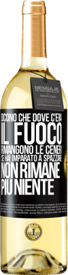 29,95 € Spedizione Gratuita | Vino bianco Edizione WHITE Dicono che dove c'era il fuoco rimangono le ceneri. Se hai imparato a spazzare, non rimane più niente Etichetta Nera. Etichetta personalizzabile Vino giovane Raccogliere 2023 Verdejo