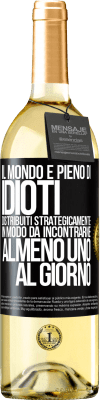 29,95 € Spedizione Gratuita | Vino bianco Edizione WHITE Il mondo è pieno di idioti distribuiti strategicamente in modo da incontrarne almeno uno al giorno Etichetta Nera. Etichetta personalizzabile Vino giovane Raccogliere 2023 Verdejo