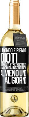 29,95 € Spedizione Gratuita | Vino bianco Edizione WHITE Il mondo è pieno di idioti distribuiti strategicamente in modo da incontrarne almeno uno al giorno Etichetta Nera. Etichetta personalizzabile Vino giovane Raccogliere 2025 Verdejo