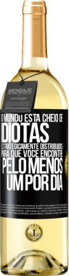 29,95 € Envio grátis | Vinho branco Edição WHITE O mundo está cheio de idiotas estrategicamente distribuídos para que você encontre pelo menos um por dia Etiqueta Preta. Etiqueta personalizável Vinho jovem Colheita 2023 Verdejo