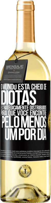 29,95 € Envio grátis | Vinho branco Edição WHITE O mundo está cheio de idiotas estrategicamente distribuídos para que você encontre pelo menos um por dia Etiqueta Preta. Etiqueta personalizável Vinho jovem Colheita 2023 Verdejo