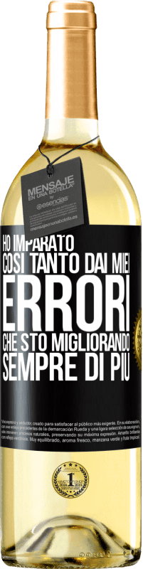 29,95 € Spedizione Gratuita | Vino bianco Edizione WHITE Ho imparato così tanto dai miei errori che sto migliorando sempre di più Etichetta Nera. Etichetta personalizzabile Vino giovane Raccogliere 2024 Verdejo