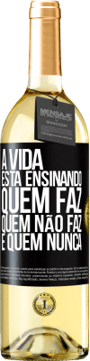 29,95 € Envio grátis | Vinho branco Edição WHITE A vida está ensinando quem faz, quem não faz e quem nunca Etiqueta Preta. Etiqueta personalizável Vinho jovem Colheita 2024 Verdejo