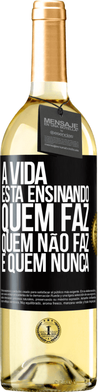 29,95 € Envio grátis | Vinho branco Edição WHITE A vida está ensinando quem faz, quem não faz e quem nunca Etiqueta Preta. Etiqueta personalizável Vinho jovem Colheita 2025 Verdejo