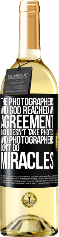 29,95 € Free Shipping | White Wine WHITE Edition The photographers and God reached an agreement. God doesn't take photos and photographers don't do miracles Black Label. Customizable label Young wine Harvest 2023 Verdejo