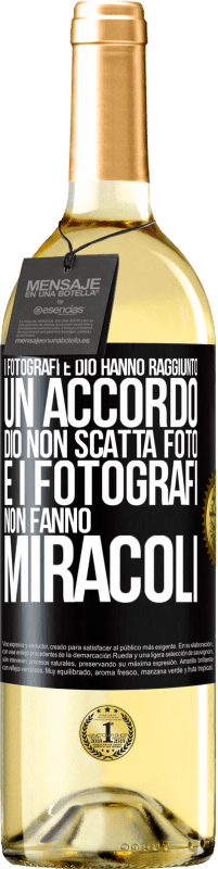 29,95 € Spedizione Gratuita | Vino bianco Edizione WHITE I fotografi e Dio hanno raggiunto un accordo. Dio non scatta foto e i fotografi non fanno miracoli Etichetta Nera. Etichetta personalizzabile Vino giovane Raccogliere 2024 Verdejo