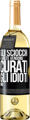 29,95 € Spedizione Gratuita | Vino bianco Edizione WHITE Gli sciocchi a volte vengono curati, gli idioti mai Etichetta Nera. Etichetta personalizzabile Vino giovane Raccogliere 2024 Verdejo