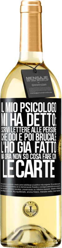 29,95 € Spedizione Gratuita | Vino bianco Edizione WHITE Il mio psicologo mi ha detto: scrivi lettere alle persone che odi e poi bruciale. L'ho già fatto, ma ora non so cosa fare Etichetta Nera. Etichetta personalizzabile Vino giovane Raccogliere 2023 Verdejo