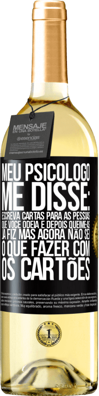 29,95 € Envio grátis | Vinho branco Edição WHITE Meu psicólogo me disse: escreva cartas para as pessoas que você odeia e depois queime-as. Já fiz, mas agora não sei o que Etiqueta Preta. Etiqueta personalizável Vinho jovem Colheita 2023 Verdejo