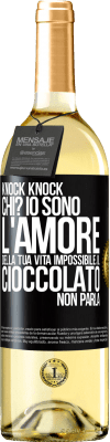 29,95 € Spedizione Gratuita | Vino bianco Edizione WHITE Knock Knock. Chi? Io sono l'amore della tua vita Impossibile, il cioccolato non parla Etichetta Nera. Etichetta personalizzabile Vino giovane Raccogliere 2023 Verdejo