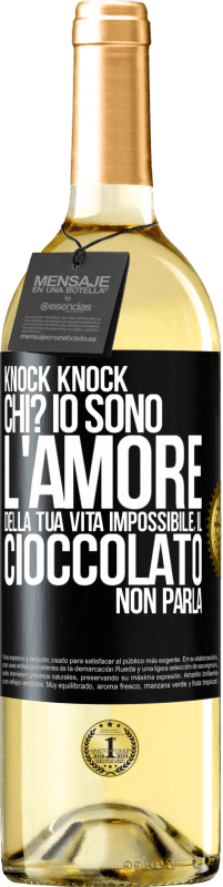 29,95 € Spedizione Gratuita | Vino bianco Edizione WHITE Knock Knock. Chi? Io sono l'amore della tua vita Impossibile, il cioccolato non parla Etichetta Nera. Etichetta personalizzabile Vino giovane Raccogliere 2025 Verdejo