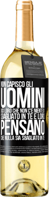 29,95 € Spedizione Gratuita | Vino bianco Edizione WHITE Non capisco gli uomini. Dici loro che non c'è niente di sbagliato in te e loro pensano che nulla sia sbagliato in te Etichetta Nera. Etichetta personalizzabile Vino giovane Raccogliere 2024 Verdejo