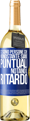 29,95 € Spedizione Gratuita | Vino bianco Edizione WHITE Ci sono persone che, nonostante siano puntuali, notano il ritardo Etichetta Blu. Etichetta personalizzabile Vino giovane Raccogliere 2024 Verdejo