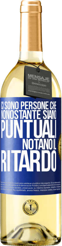 29,95 € Spedizione Gratuita | Vino bianco Edizione WHITE Ci sono persone che, nonostante siano puntuali, notano il ritardo Etichetta Blu. Etichetta personalizzabile Vino giovane Raccogliere 2024 Verdejo