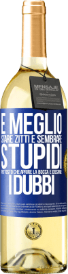 29,95 € Spedizione Gratuita | Vino bianco Edizione WHITE È meglio stare zitti e sembrare stupidi, piuttosto che aprire la bocca e dissipare i dubbi Etichetta Blu. Etichetta personalizzabile Vino giovane Raccogliere 2024 Verdejo