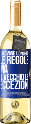 29,95 € Spedizione Gratuita | Vino bianco Edizione WHITE Il giovane conosce le regole, ma il vecchio le eccezioni Etichetta Blu. Etichetta personalizzabile Vino giovane Raccogliere 2024 Verdejo