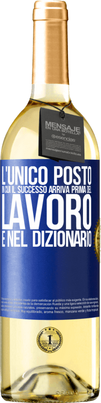 29,95 € Spedizione Gratuita | Vino bianco Edizione WHITE L'unico posto in cui il successo arriva prima del lavoro è nel dizionario Etichetta Blu. Etichetta personalizzabile Vino giovane Raccogliere 2024 Verdejo