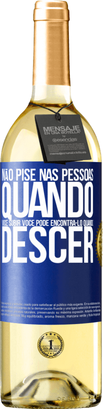 29,95 € Envio grátis | Vinho branco Edição WHITE Não pise nas pessoas quando você subir, você pode encontrá-lo quando descer Etiqueta Azul. Etiqueta personalizável Vinho jovem Colheita 2024 Verdejo