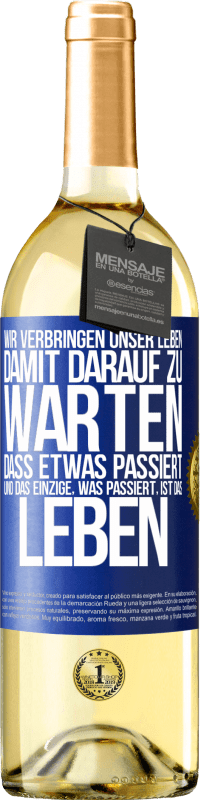 29,95 € Kostenloser Versand | Weißwein WHITE Ausgabe Wir verbringen unser Leben damit, darauf zu warten, dass etwas passiert, und das Einzige, was passiert, ist das Leben Blaue Markierung. Anpassbares Etikett Junger Wein Ernte 2024 Verdejo