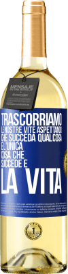 29,95 € Spedizione Gratuita | Vino bianco Edizione WHITE Trascorriamo le nostre vite aspettando che succeda qualcosa e l'unica cosa che succede è la vita Etichetta Blu. Etichetta personalizzabile Vino giovane Raccogliere 2025 Verdejo