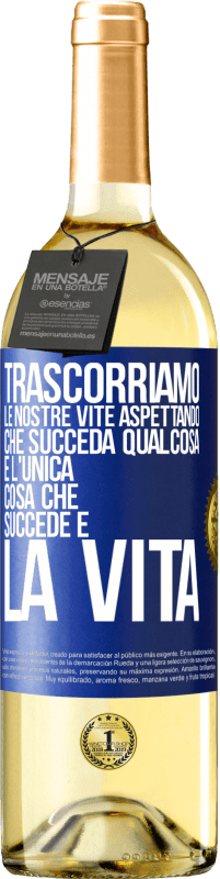 29,95 € Spedizione Gratuita | Vino bianco Edizione WHITE Trascorriamo le nostre vite aspettando che succeda qualcosa e l'unica cosa che succede è la vita Etichetta Blu. Etichetta personalizzabile Vino giovane Raccogliere 2024 Verdejo