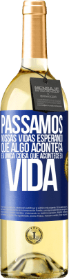 29,95 € Envio grátis | Vinho branco Edição WHITE Passamos nossas vidas esperando que algo aconteça, e a única coisa que acontece é a vida Etiqueta Azul. Etiqueta personalizável Vinho jovem Colheita 2023 Verdejo