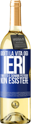 29,95 € Spedizione Gratuita | Vino bianco Edizione WHITE Goditi la vita oggi ieri è partito e domani potrebbe non esistere Etichetta Blu. Etichetta personalizzabile Vino giovane Raccogliere 2023 Verdejo