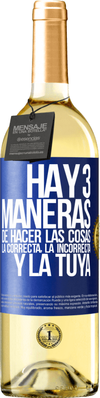 29,95 € Envío gratis | Vino Blanco Edición WHITE Hay tres maneras de hacer las cosas: la correcta, la incorrecta y la tuya Etiqueta Azul. Etiqueta personalizable Vino joven Cosecha 2024 Verdejo