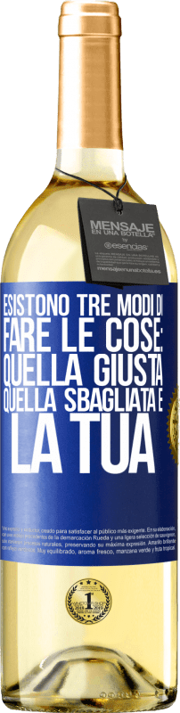 29,95 € Spedizione Gratuita | Vino bianco Edizione WHITE Esistono tre modi di fare le cose: quella giusta, quella sbagliata e la tua Etichetta Blu. Etichetta personalizzabile Vino giovane Raccogliere 2024 Verdejo