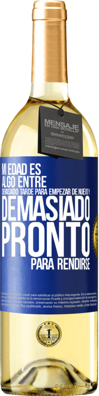 29,95 € Envío gratis | Vino Blanco Edición WHITE Mi edad es algo entre… Demasiado tarde para empezar de nuevo y… demasiado pronto para rendirse Etiqueta Azul. Etiqueta personalizable Vino joven Cosecha 2024 Verdejo